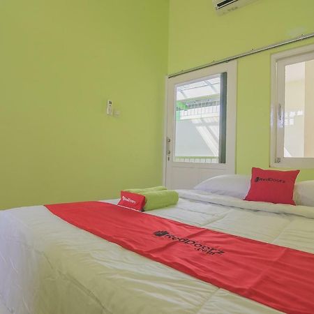 Reddoorz Syariah Near Museum Wisma Karya 수방 외부 사진