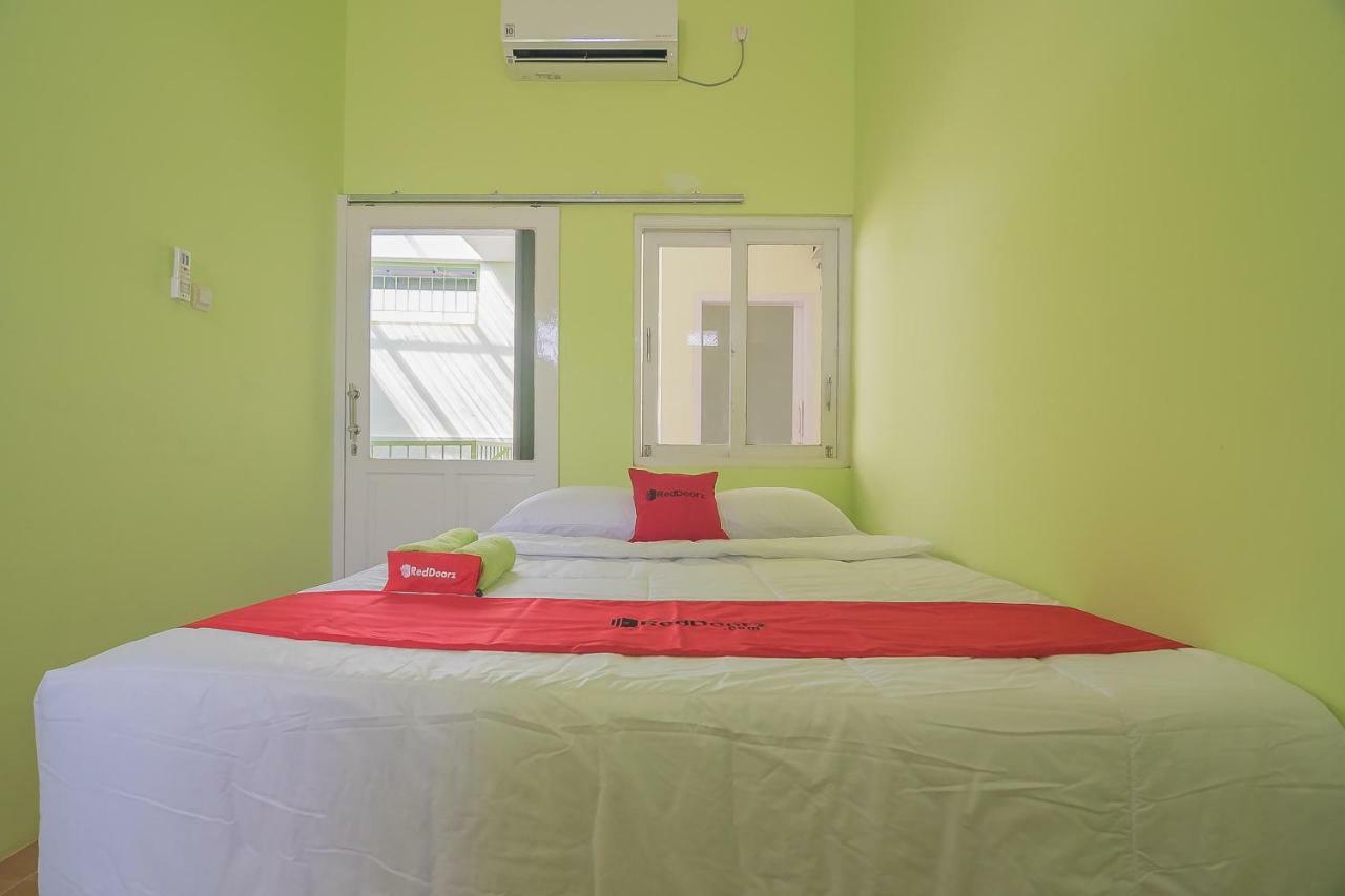 Reddoorz Syariah Near Museum Wisma Karya 수방 외부 사진